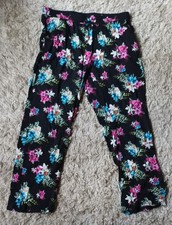 Lässige schwarze Stoffhose mit frischem buntem Blumenmuster in Gr. M
