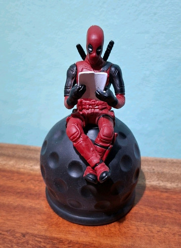Comic figur auf abdeckkappe - comic-figur,