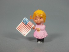 ALTFIG: Miniaturfiguren - Mädchen mit Flagge