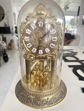 Antike Uhr mit Pendel