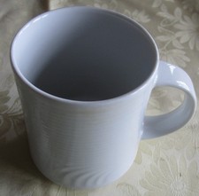 Kaffeebecher, von Bauscher Weiden, ist unten breiter als oben, weiß