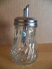 Zuckerdosierer, Zuckerstreuer, gedrehtes Glas mit silberfarbenen Deck ca. 10 cm 