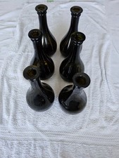 Sechs schone grüne Glasflaschen