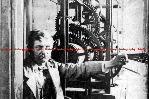 F014776 mann und turmuhrwerk - und,