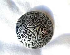 St Justin Keltische Brosche rund aus Zinn gestempelt mir St Justin