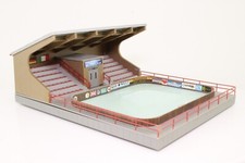 Faller 134005 H0 Kunsteisbahn mit bewegten Figuren fertig aufgebaut