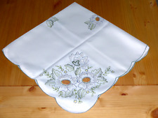 35) OMAS KLEIDERSCHRANK TISCHDECKE MITTELDECKE BLUMENMUSTER WELLENRAND