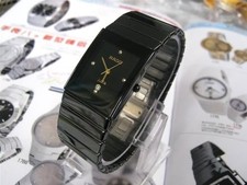 Neue Herrenuhr aus schwarzer