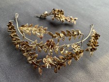 Antiker goldfarbener Schmuck