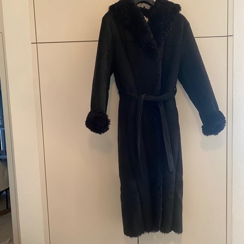 Eleganter schwarzer mantel - schwarzer,