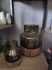 Schwarze Glasvasen mit