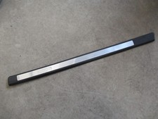Door entry sill trim right