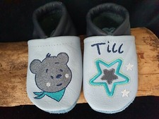 Krabbelschuhe/Lederpuschen Bär Sterne Namen personalisiert bestickt Blautöne