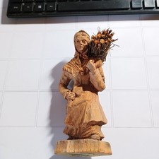 geschnitzte Bauersfrau mit Feuerholz, Bäurin, geschnitzte Holzfigur, von  SIC