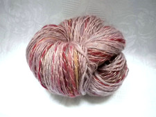 Handgesponnene und handgefärbte Wolle, 97g