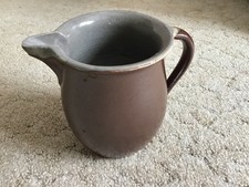 Alter kleiner Tonkrug mit