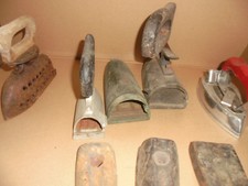 8 alte Bügeleisen Teile 1900 alte Messing Eisen Kerne