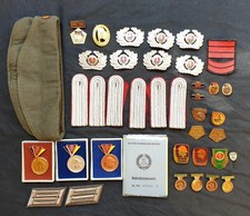 kleines Konvolut DDR NVA, aus einem Nachlass, alles Orig. ,Medaillen, Abzeichen