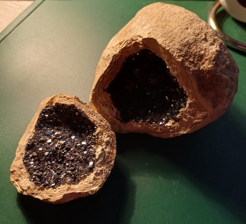 Zwei schwarze amethyst drusen - amethyst,