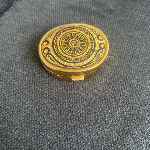 Kleine dose goldenefarbe - dose,