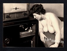 Radio ÜPPIGE NACKTE BESTAUNT IHRE GRUNDIG MUSIKANLAGE Aktfoto * 60s Vintage Foto