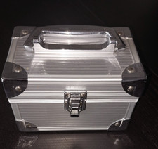 Kleiner silberfarbener