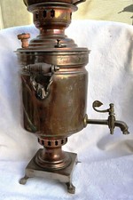 Antiker Holzkohle-Samowar, Messing mit Prägung und Holzgriffen
