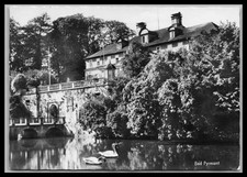Ansichtskarte Bad Pyrmont / Schloss mit Schlossteich