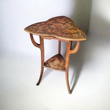 Ein sehr attraktiver Art's N Crafts Pokerarbeit blattförmiger gelegentlicher Stativtisch