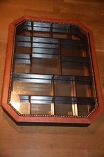 Setzkasten, mit Glastür und Spiegelrückwand, orange-braun mit goldenen Punkten