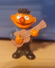 Ernie mit Gitarre Sesamstraße