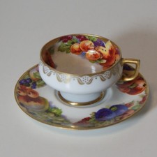 prächtige Vitrinentasse mit Obstdekor und viel Gold