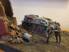 Diorama Deutscher Tank vor Ruine, 2 Figuren, WWII, 1/35, ToP Bemalung