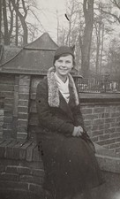 Elegante junge Frau sitzt im