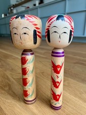 2 japanische Kokeshi-Puppen