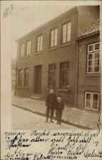 Foto Ak Elmshorn in Holstein, Kinder am Backsteinhaus - 4387409