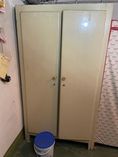 Vintage Kleiderschrank 60er Jahre – Holz, cremefarben, klassisches Design