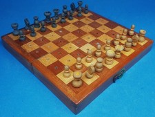 Schach hübsches und altes deutsches Reise Schachspiel aus Holz, altes Belegstück