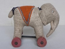 altes Spielzeug alter Elefant auf Rädern vmtl Holzwolle 16,0 cm DDR? VEB Gehren?