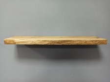 Wandregal aus massiver Eichenholz mit Naturkante Holzregal Massivholz Eiche