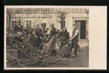 Ansichtskarte Frauen beim Sägen von Holz 