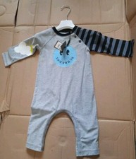 Burberry Mütze und Lätzchen weiß Baby mitwachsend Alter 9 Monate UVP 230 £ neu mit Etikett