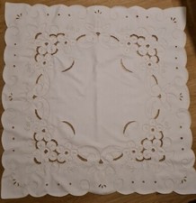 Mitteltischdecke Lochstickerei