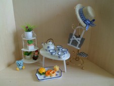 1:12 Puppenstube  Garten Ensemble - Tisch, Metallregal, Kleiderständer, Deko