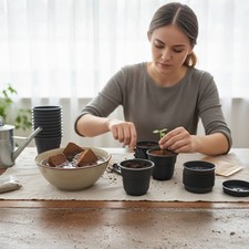 Anzuchttöpfe mit Kokoserde im