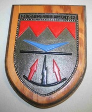 Holztafel mit Wappen