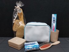 Yves Rocher Waschbeutel mit Kappus Seife Dose Hand Dusch Haar Zahn Bürste Becher