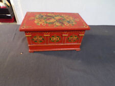 Alte kleine bemalte Truhe als Nähkäschen mit Einsatz