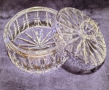 Schale mit Deckel aus