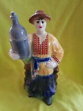 Porzellanfigur Flasche Kosak mit Weinflasche in Tracht Ukraine selten